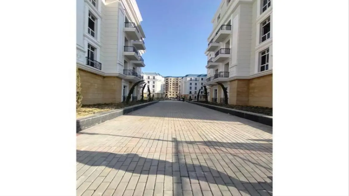 Luxury Apartment Overlooking Lakes - Unmissable Opportunity