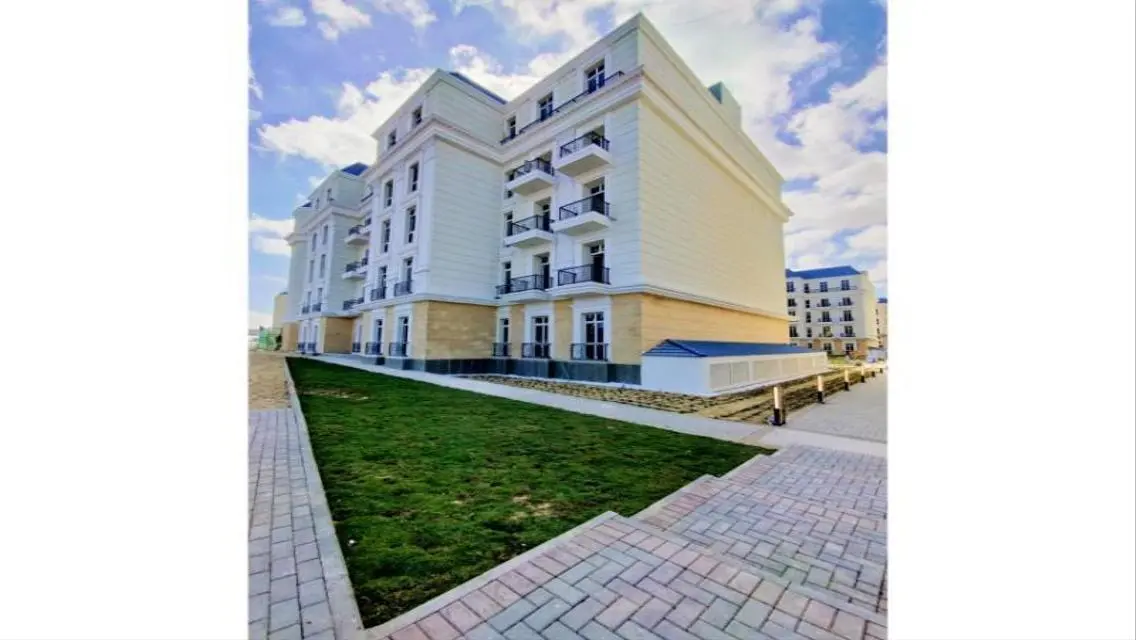 Luxury Apartment Overlooking Lakes - Unmissable Opportunity