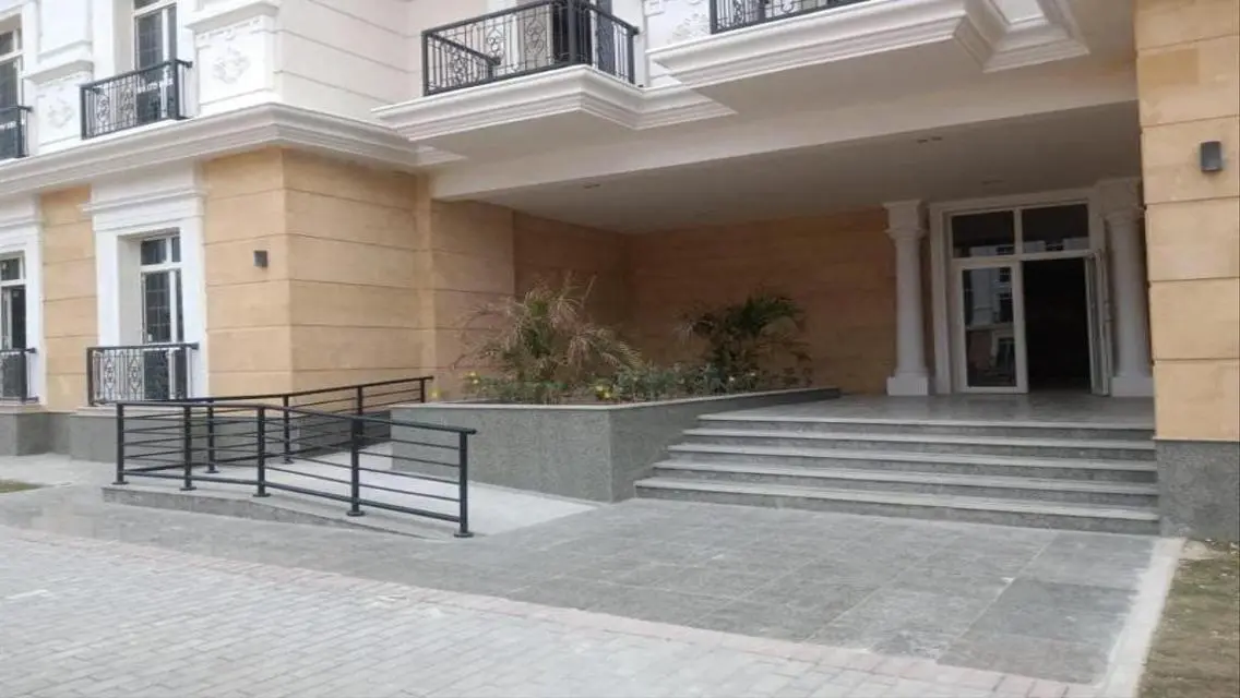 Luxury Apartment Overlooking Lakes - Unmissable Opportunity