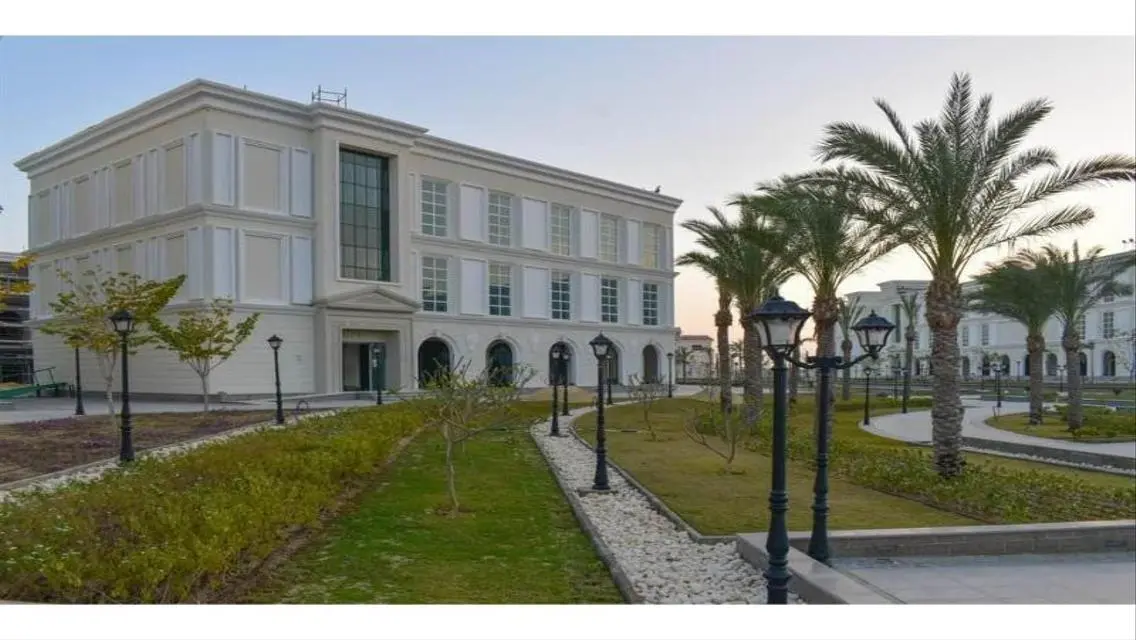 Luxury Apartment Overlooking Lakes - Unmissable Opportunity
