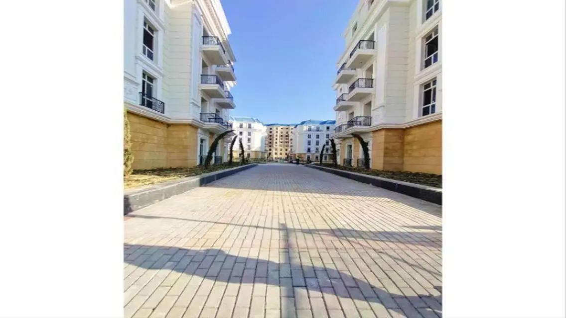 Luxury Apartment Overlooking Lakes - Unmissable Opportunity