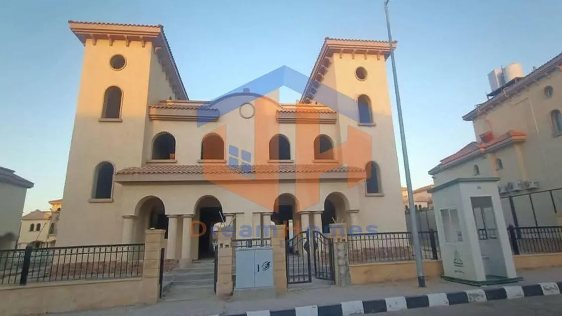 فيلا فاخرة للبيع مع حديقة خاصة وحارس أمن