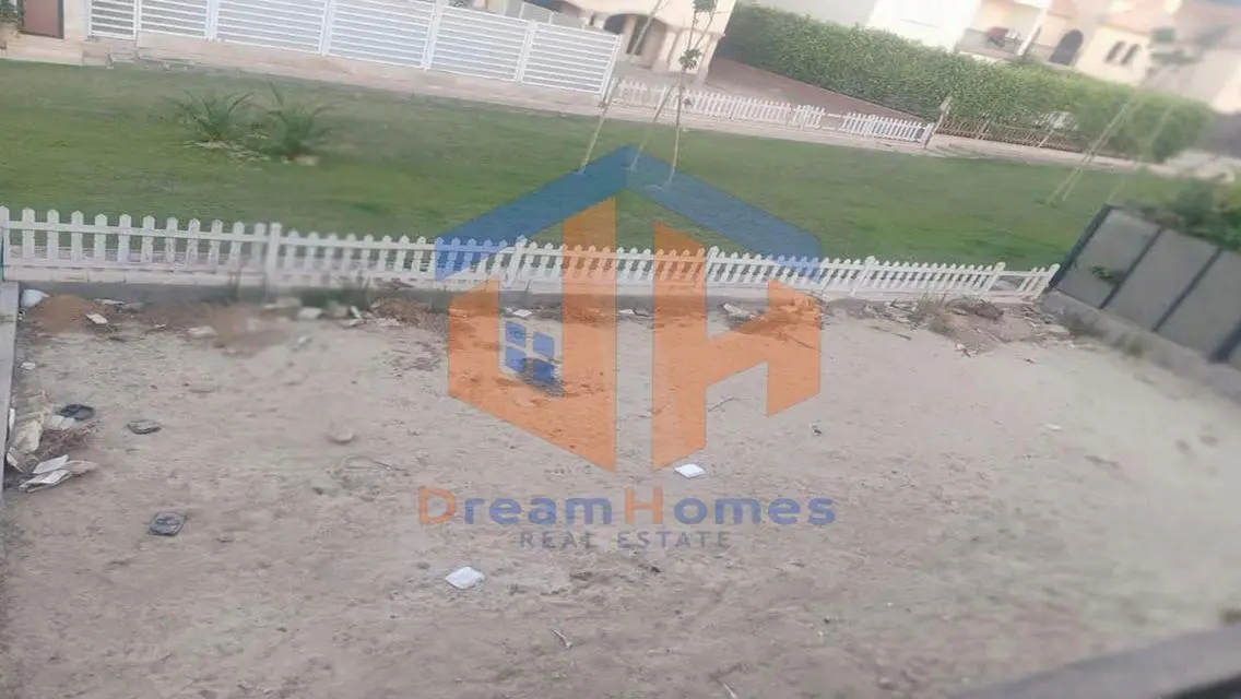 فيلا فاخرة للبيع مع حديقة خاصة وحارس أمن
