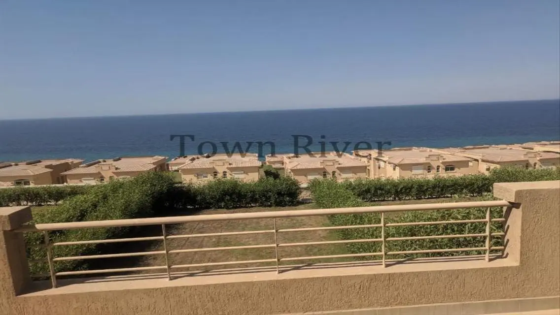 شقة أمامية تطل على البحر بالكامل مع شرفة وحوض سباحة