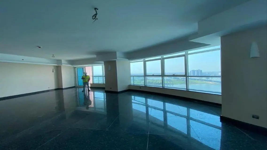 فلل فاخرة للبيع في سيرفيس باي هيلتون Ready To Move