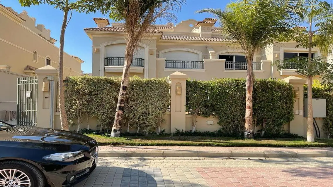 فيلا فاخرة بمساحة واسعة وتسهيلات متعددة للبيع