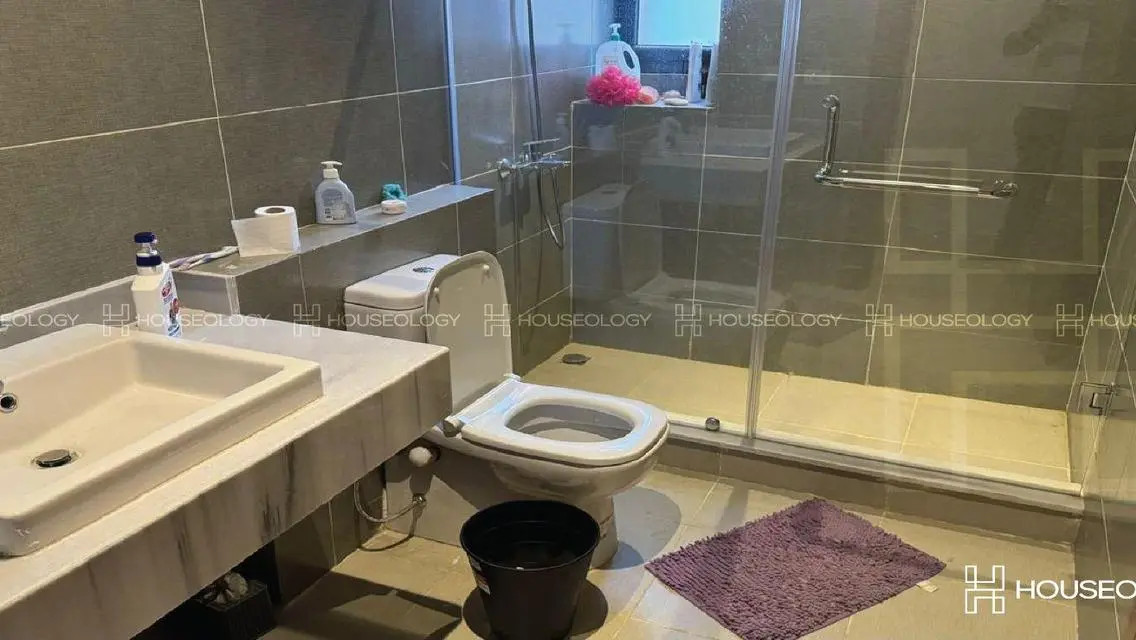 شقة فاخرة بأفضل موقع مع كل المرافق