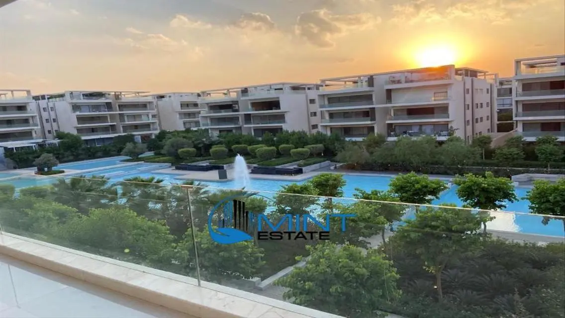 شقة فاخرة للبيع بمساحة واسعة مع وسائل الراحة
