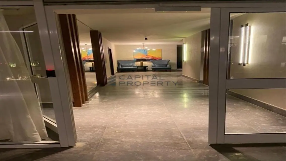 شقة فاخرة بمساحة واسعة ويوجد بها جميع المرافق