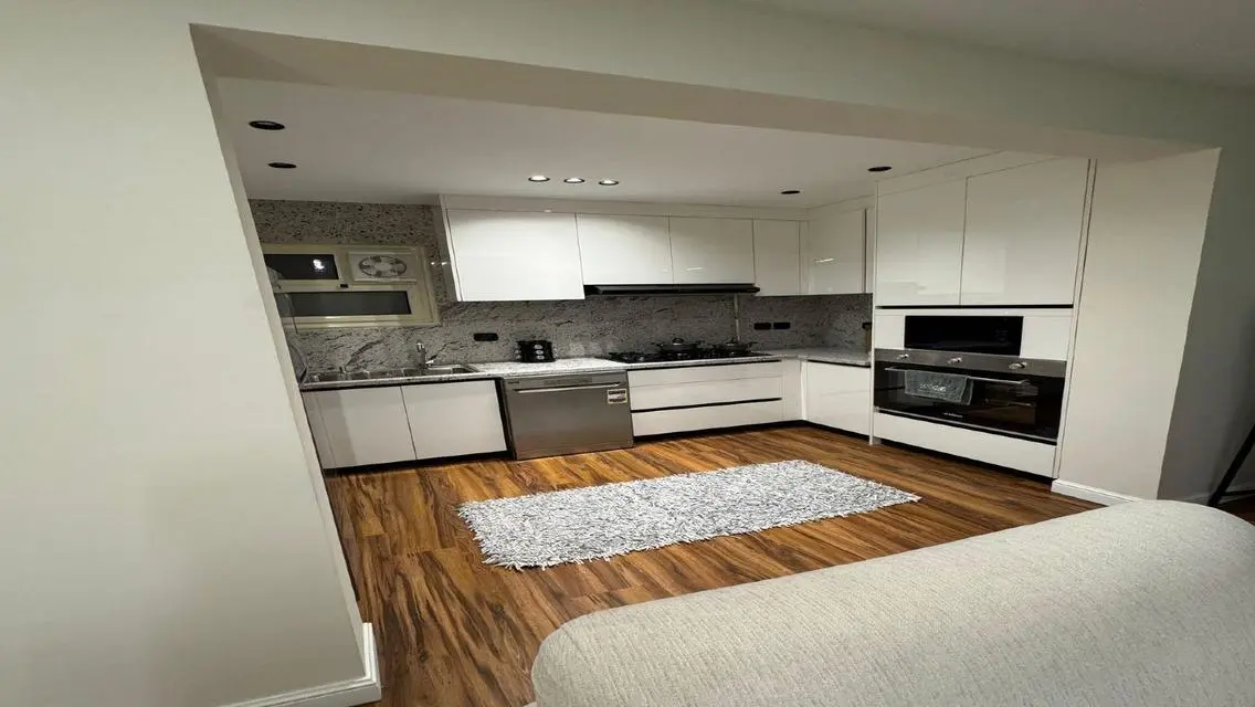 Luxury Apartment with Stunning Lakeside View