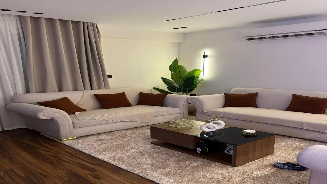Luxury Apartment with Stunning Lakeside View