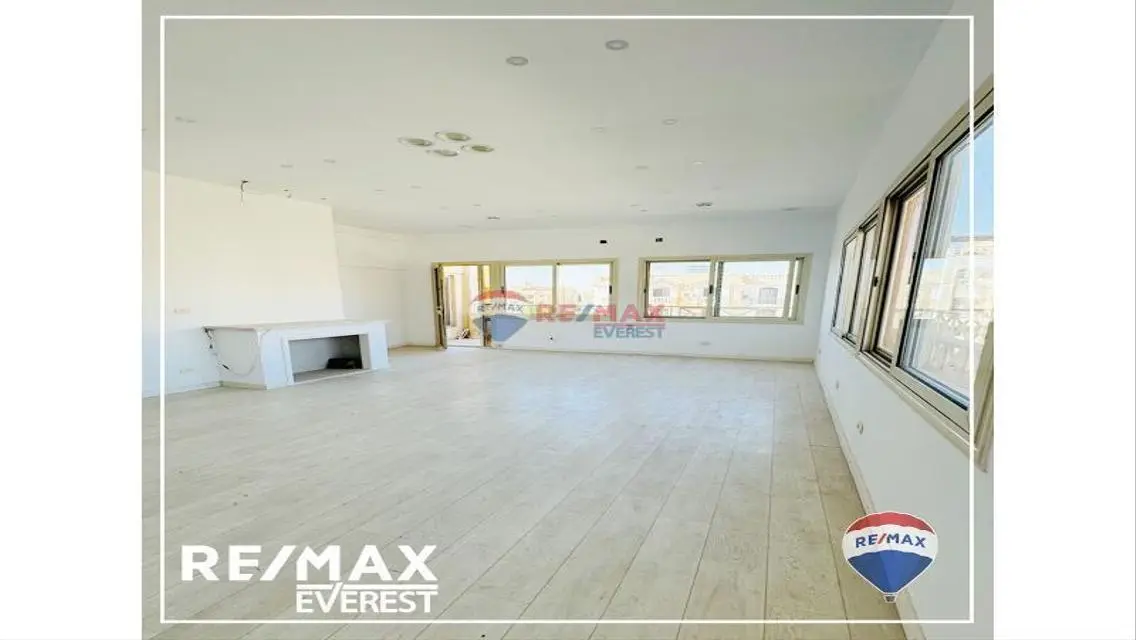 Luxury Three-Bedroom Apartment with Study in the Heart of the City