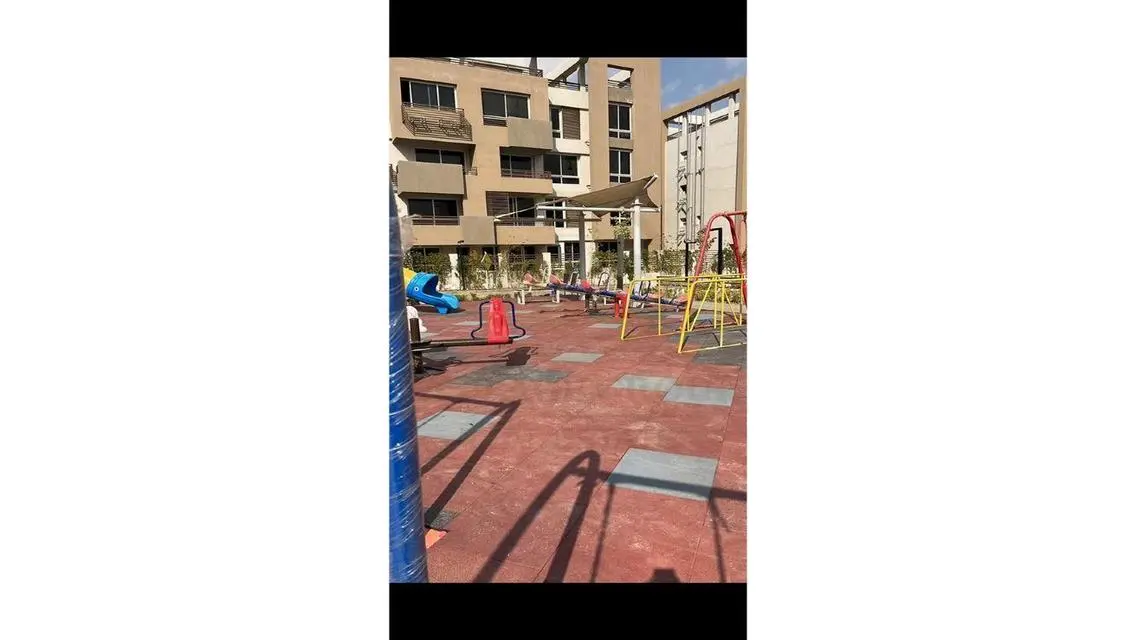 شقة فاخرة للبيع بمساحة 227 متر مع شرفة ومسبح مشترك