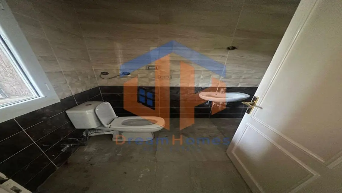 شقة فاخرة بمساحة 450 متر مع حديقة خاصة