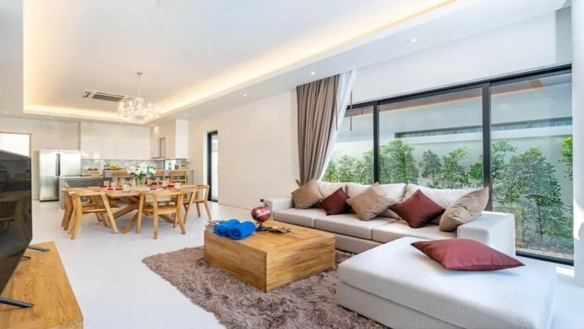 Luxury Apartment with Spacious Layout and Private Pool Overlooking Lakes