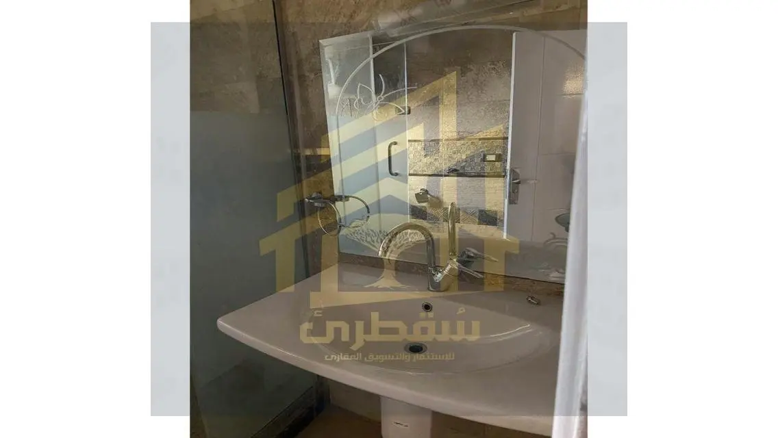 شقة فاخرة مع غرف خادمة في موقع متميز