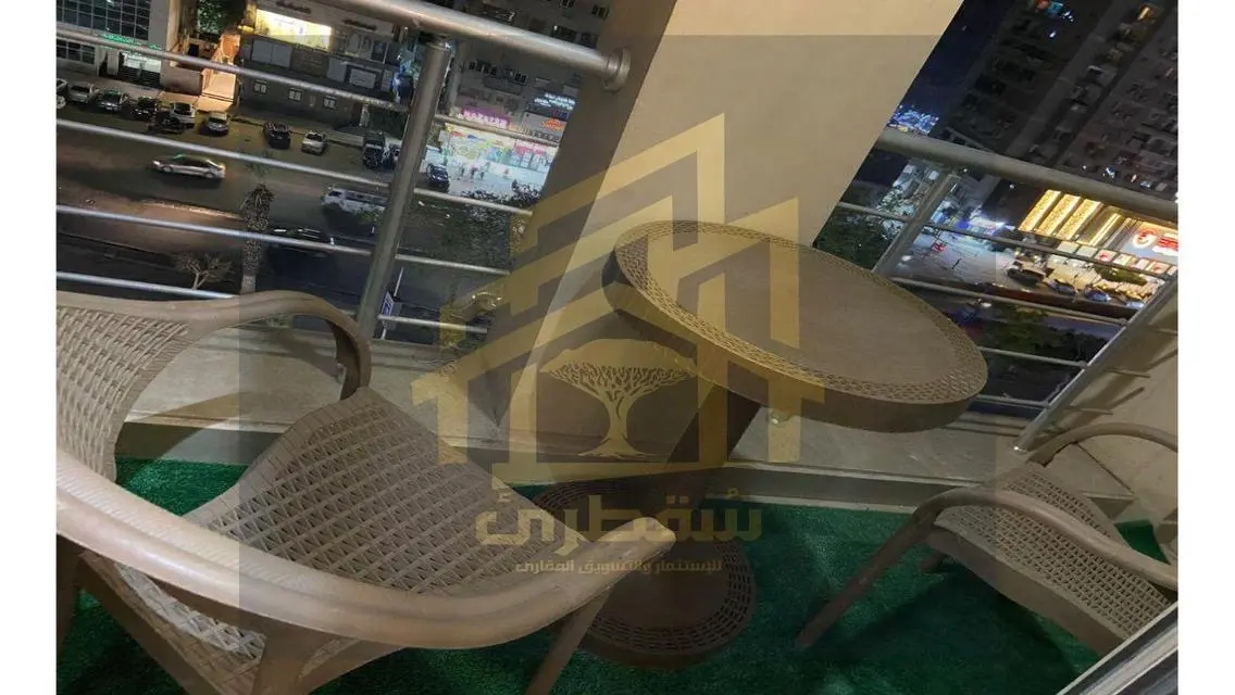 شقة فاخرة مع غرف خادمة في موقع متميز