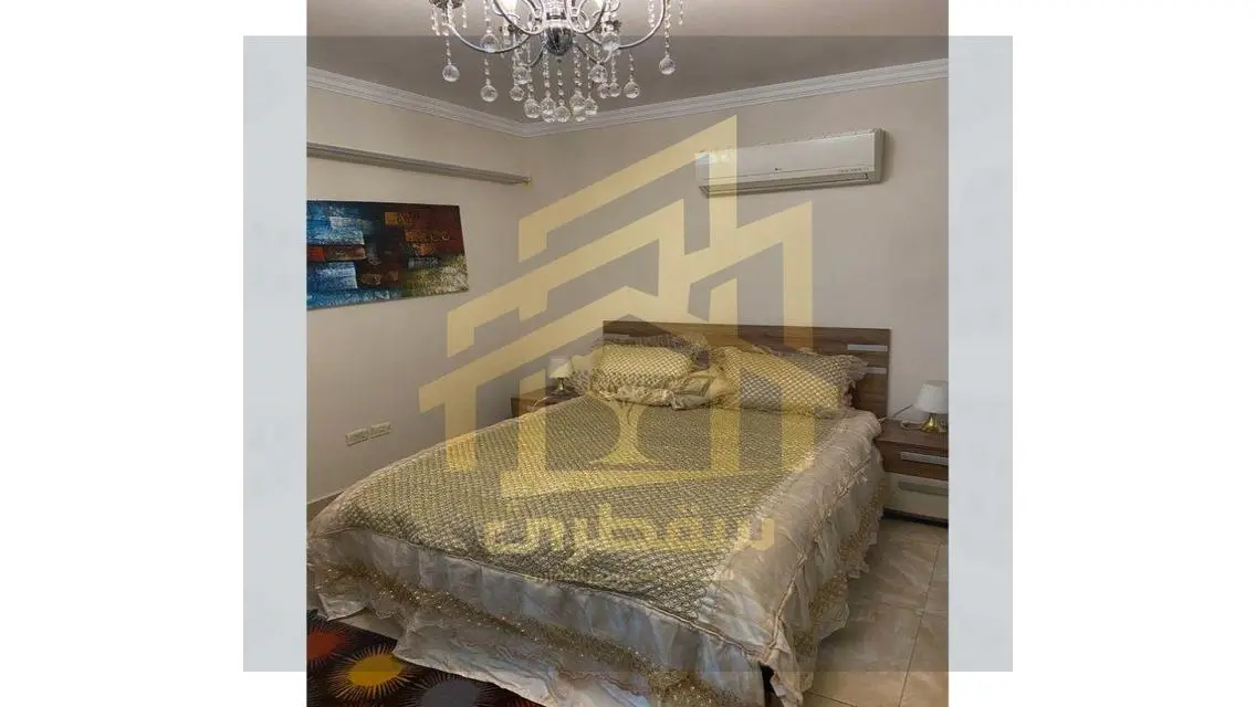 شقة فاخرة مع غرف خادمة في موقع متميز