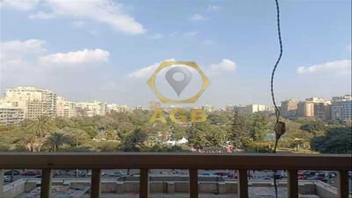 شقة فاخرة للبيع بمساحة 300 متر في موقع متميز