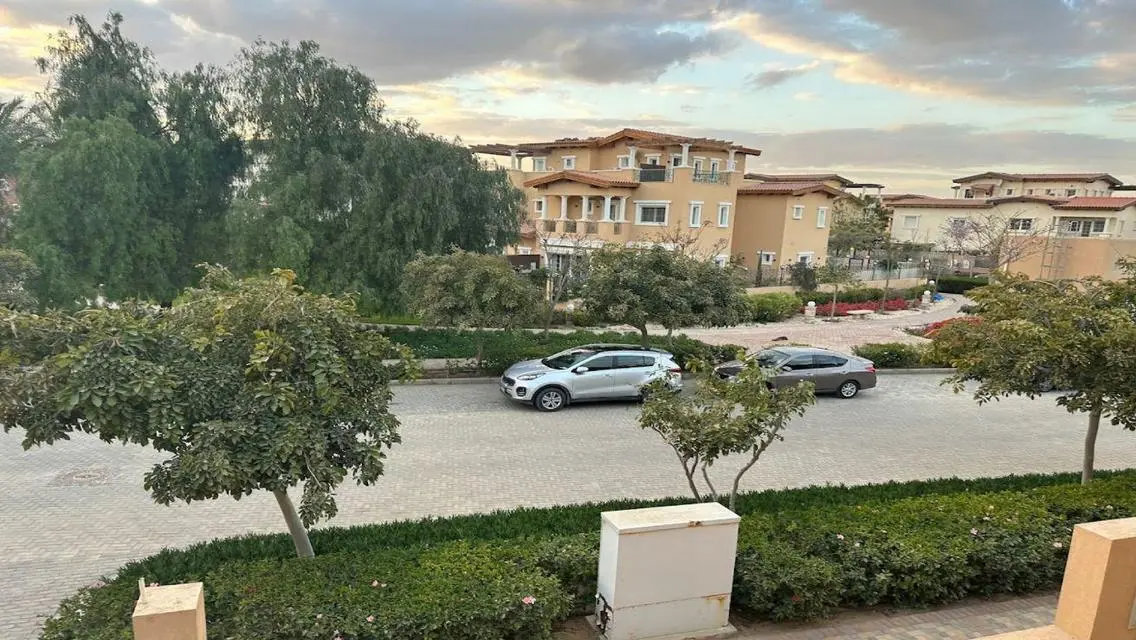 فيلا فاخرة مطلة على البحيرات بمسبح خاص وحديقة