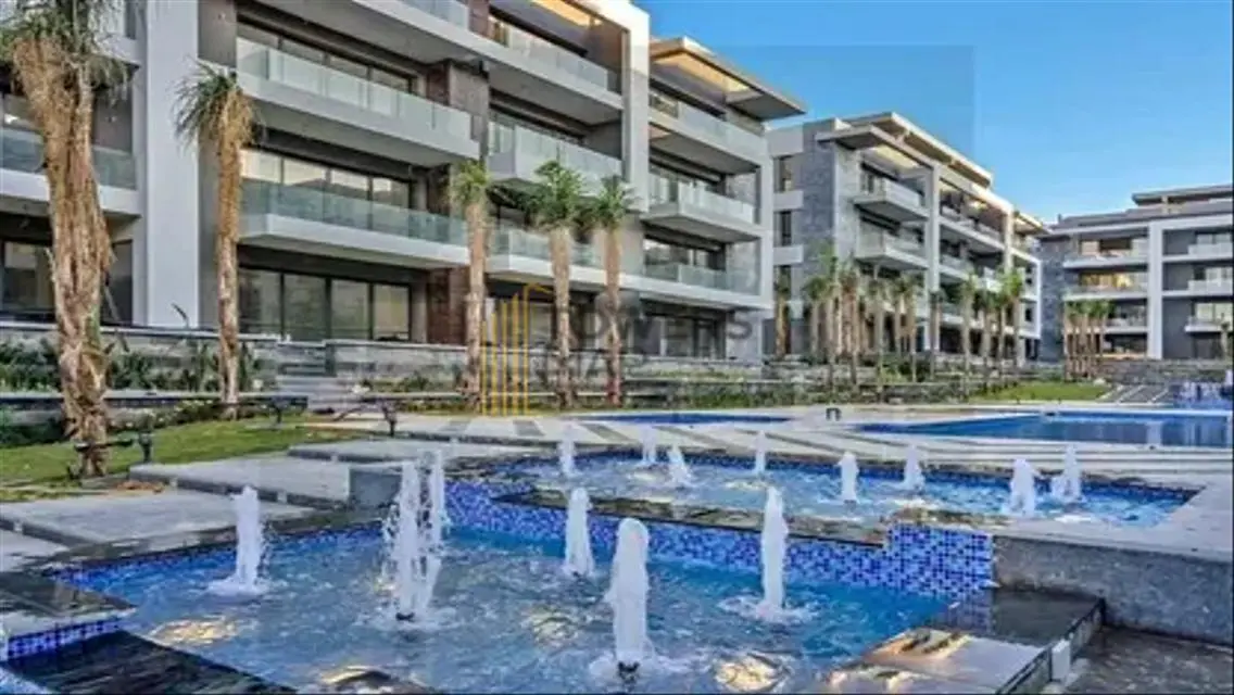 Luxury Apartment Overlooking the Lakes with Private Garden