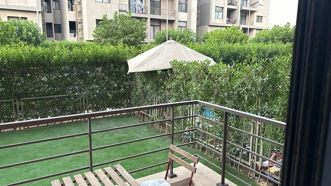 شقة فاخرة مع حديقة خاصة ومسبح مشترك
