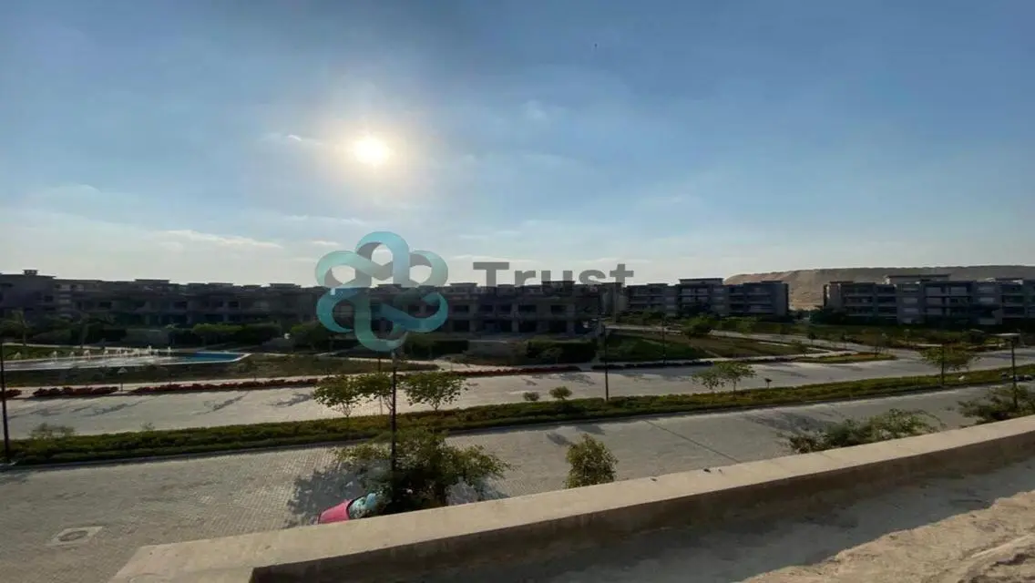 منزل فاخر مطل على بحيرات مع حديقة خاصة