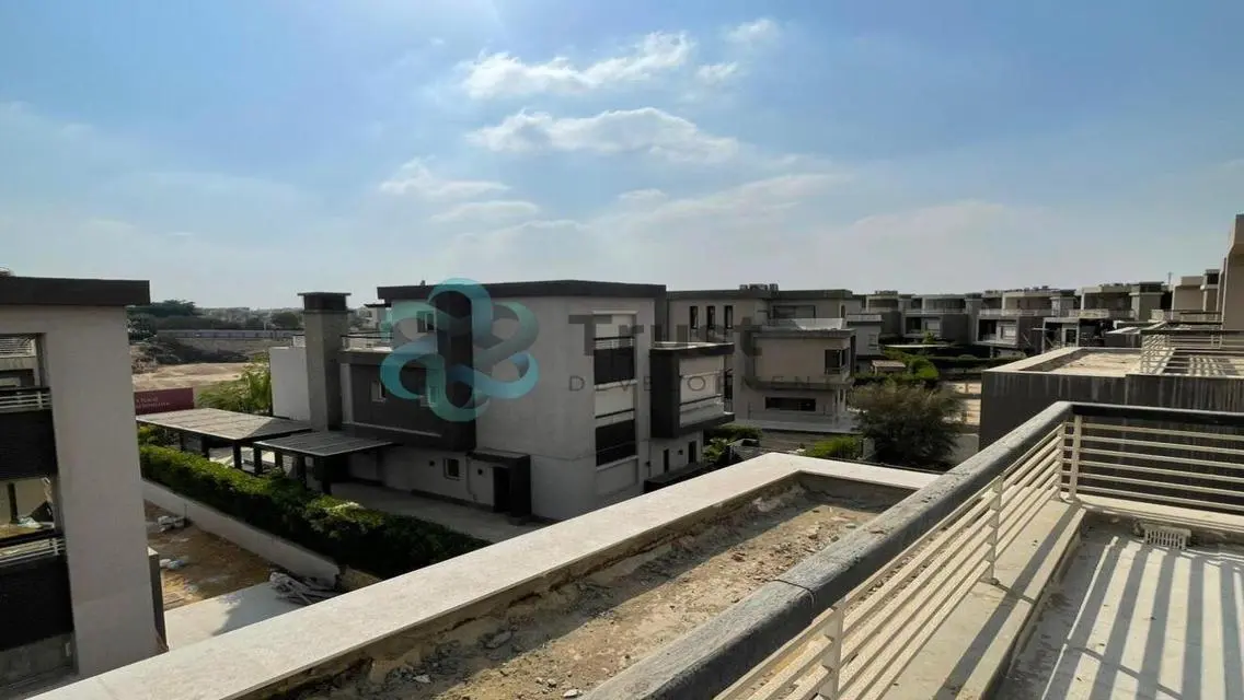 منزل فاخر مطل على بحيرات مع حديقة خاصة