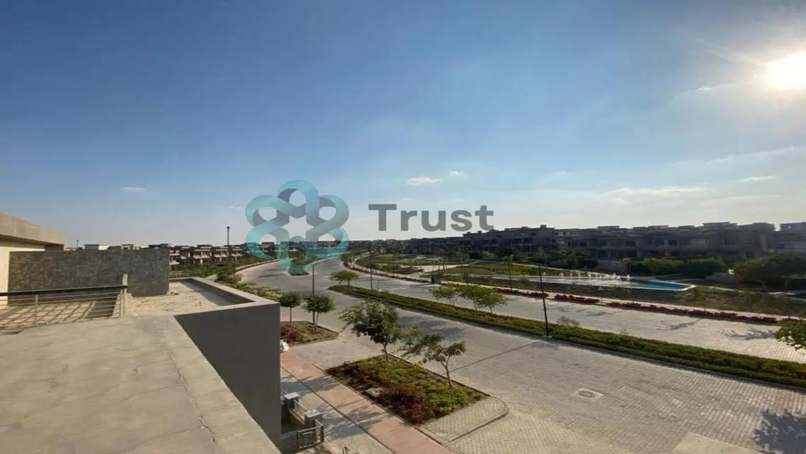 منزل فاخر مطل على بحيرات مع حديقة خاصة
