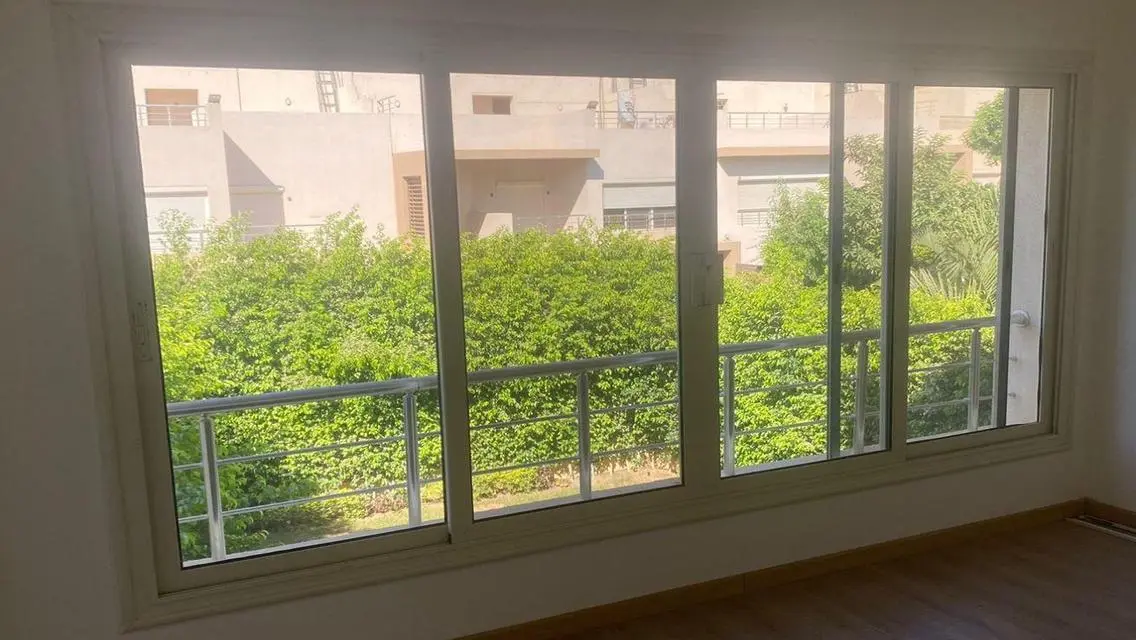 فيلا فاخرة للبيع مع مسبح خاص وحديقة في موقع متميز