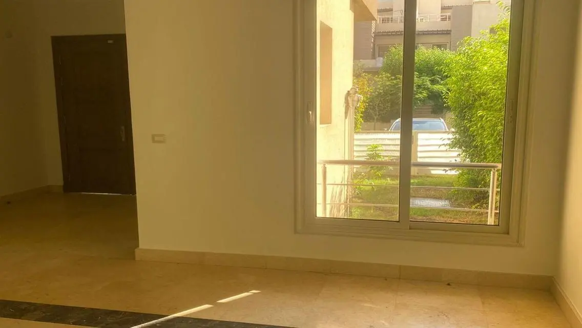 فيلا فاخرة للبيع مع مسبح خاص وحديقة في موقع متميز