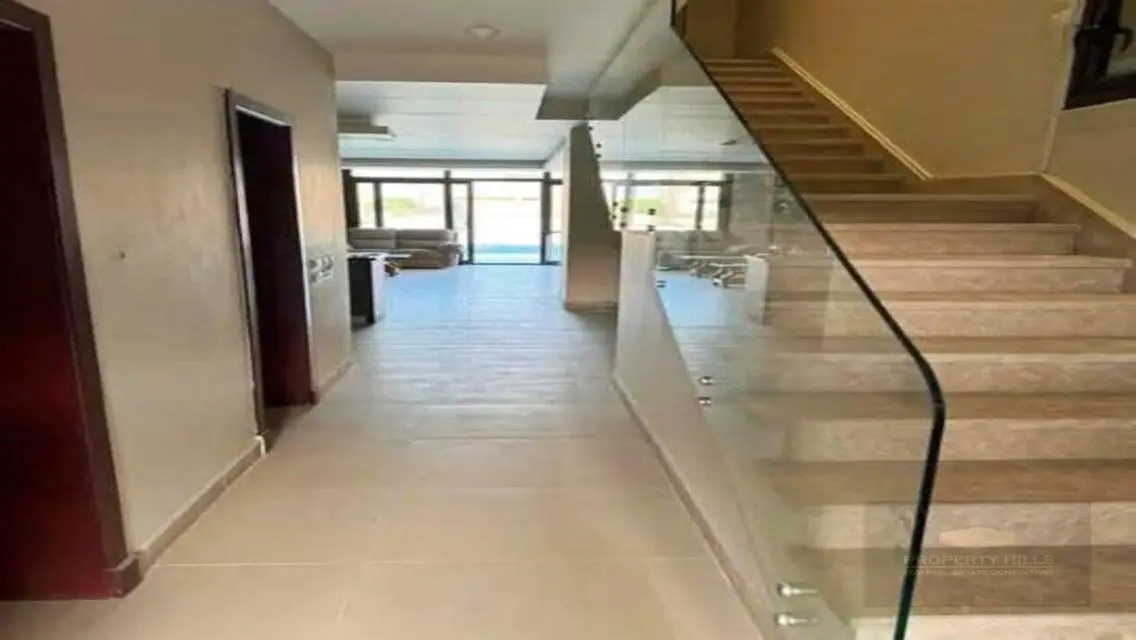 فيلا فاخرة للبيع بمساحة واسعة مع بحيرات خاصة