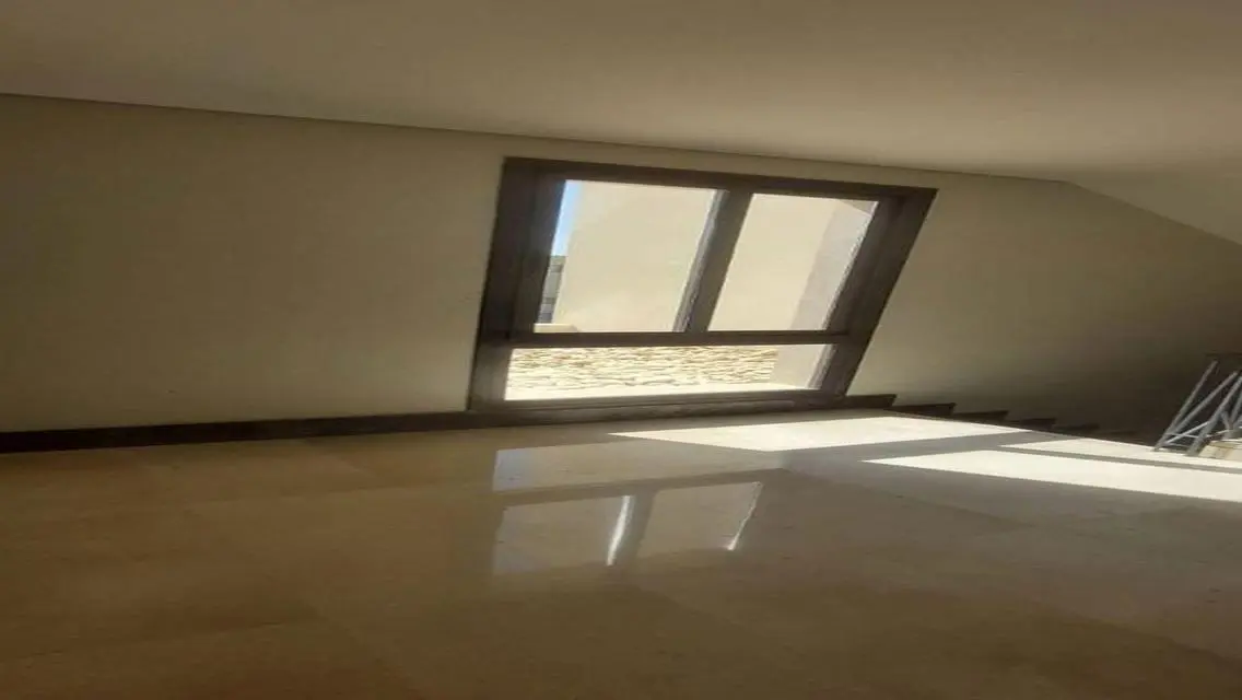 Luxury Apartment Overlooking Lakes - 196 sqm
