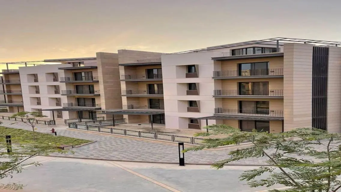 Luxury Apartment Overlooking Lakes - 196 sqm