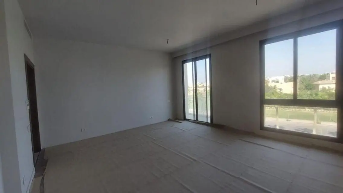 Luxury Apartment Overlooking Lakes - 196 sqm