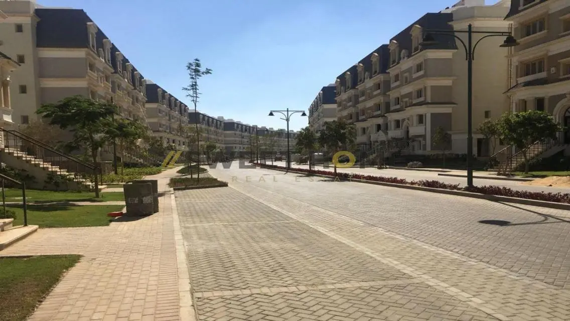 شقة فاخرة مع غرفة خادمة وشرفة في موقع ممتاز