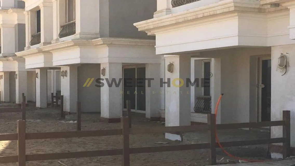 شقة فاخرة مع غرفة خادمة وشرفة في موقع ممتاز