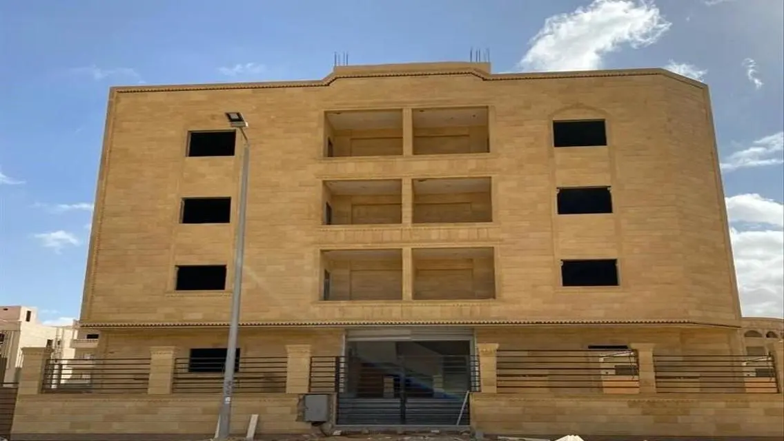 منزل فاخر للبيع مع حديقة ومسبح خاص