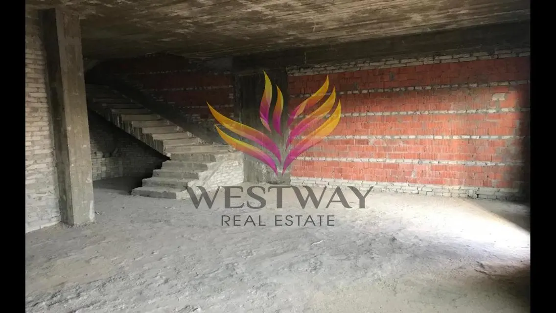 Stunning 275 sqm Apartment with Balcony
