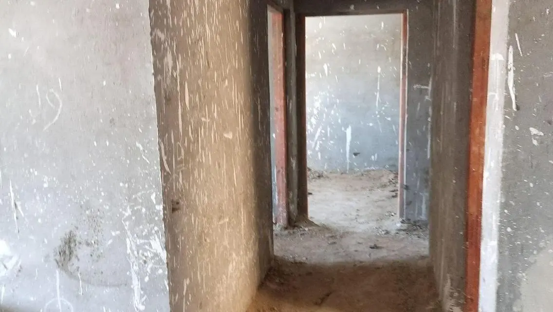 شقة مميزة للبيع مع غرف خادمة وشرفة