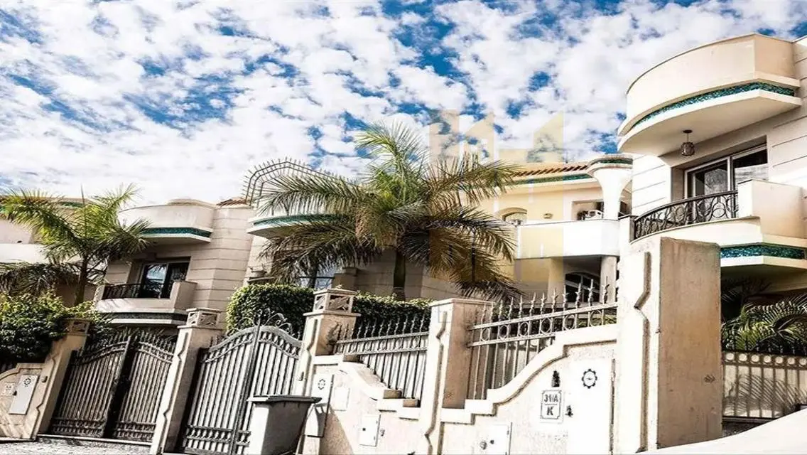فيلا فاخرة مع حديقة ومسبح خاص