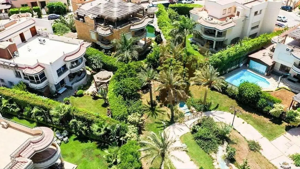 فيلا فاخرة للبيع مع مسبح خاص وحديقة