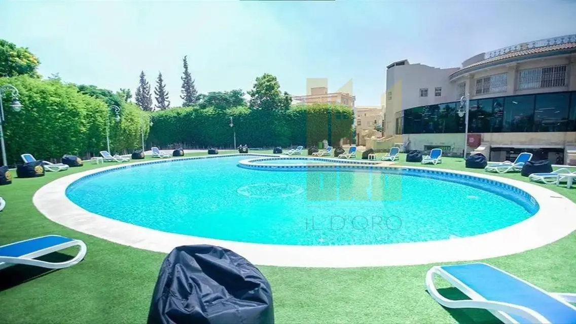 فيلا فاخرة للبيع مع مسبح خاص وحديقة