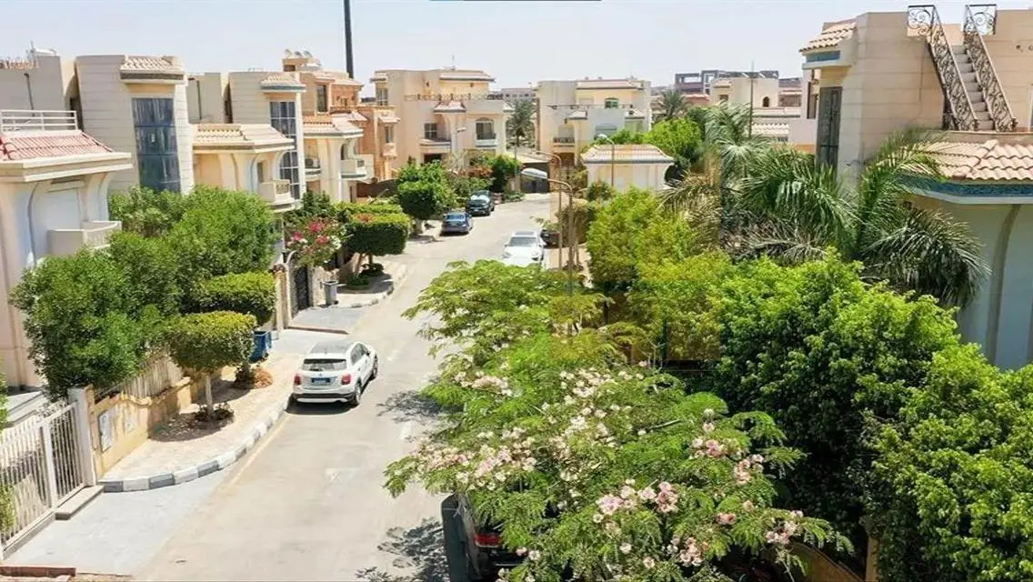 فيلا فاخرة للبيع مع مسبح خاص وحديقة