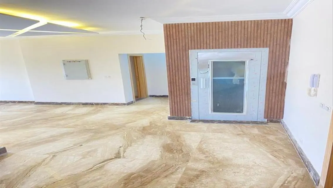 فيلا فاخرة بمساحة مفتوحة مع حديقة خاصة