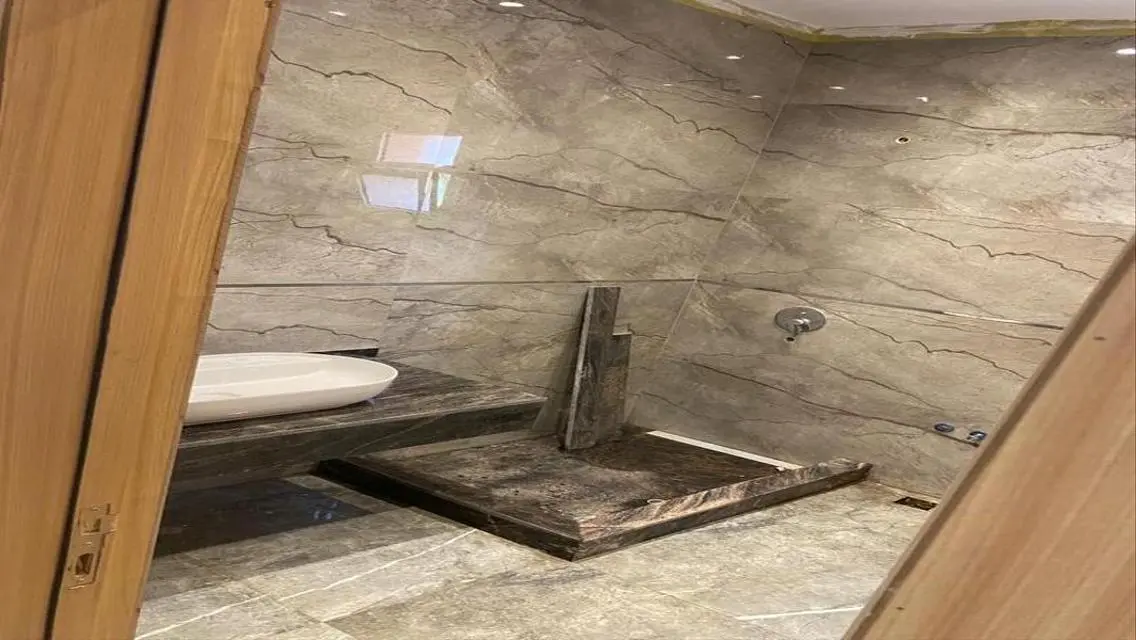 فيلا فاخرة بمساحة مفتوحة مع حديقة خاصة