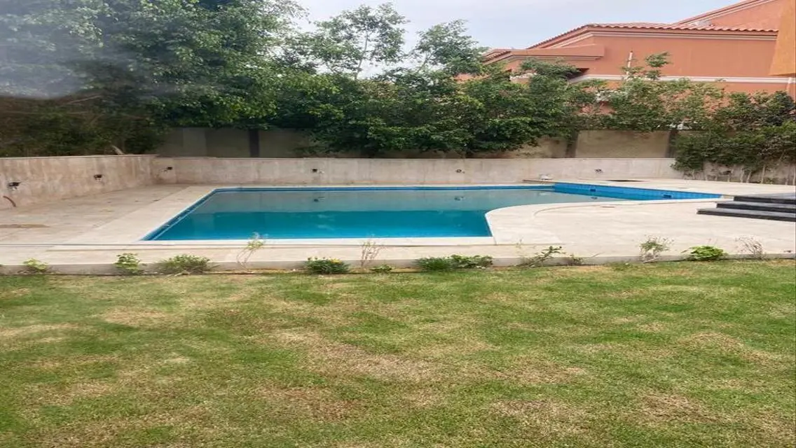 فيلا فاخرة بمساحة مفتوحة مع حديقة خاصة