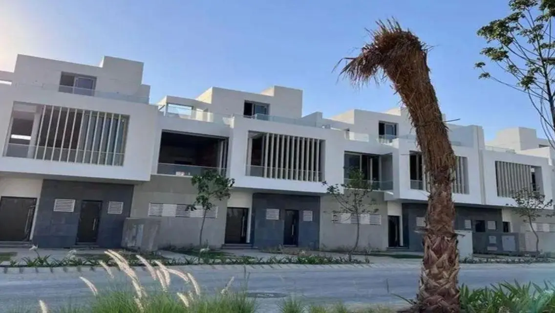 فيلا فاخرة مع مسبح وحديقة خاصة للبيع - 3 غرف نوم