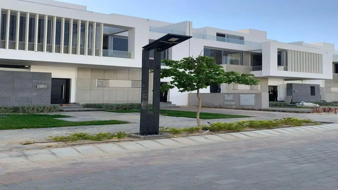 فيلا فاخرة مع مسبح وحديقة خاصة للبيع - 3 غرف نوم