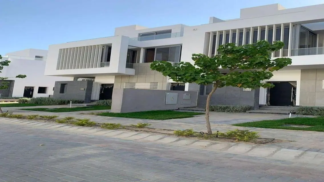 فيلا فاخرة مع مسبح وحديقة خاصة للبيع - 3 غرف نوم